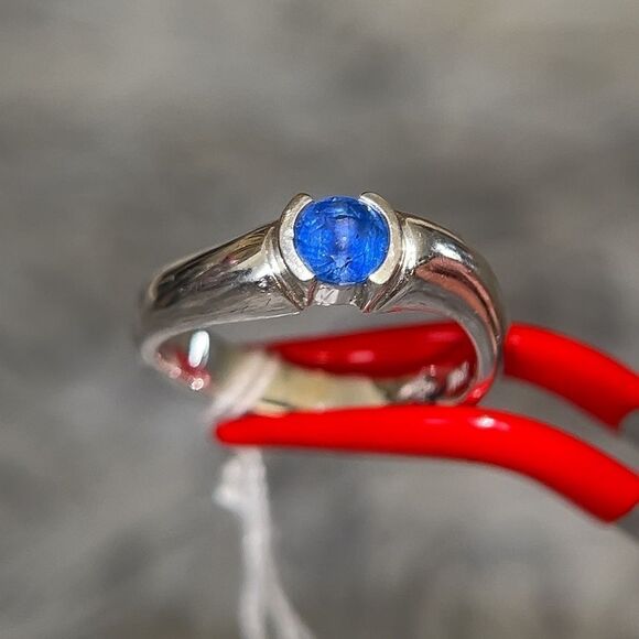 18k Sapphire Ring  - Picture 4 of 9